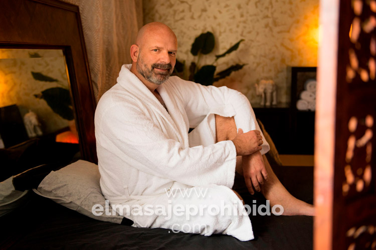 Paco en el estudio de masaje gay Barcelona — masaje nuru