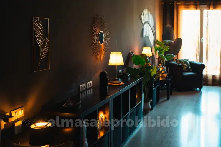 Decoración en estudio de masaje gay acogedor de Barcelona